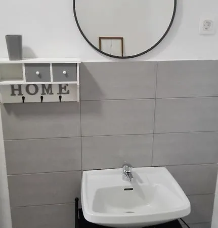 Jezek Ostanak kod kuće *