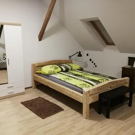 Jezek Ostanak kod kuće